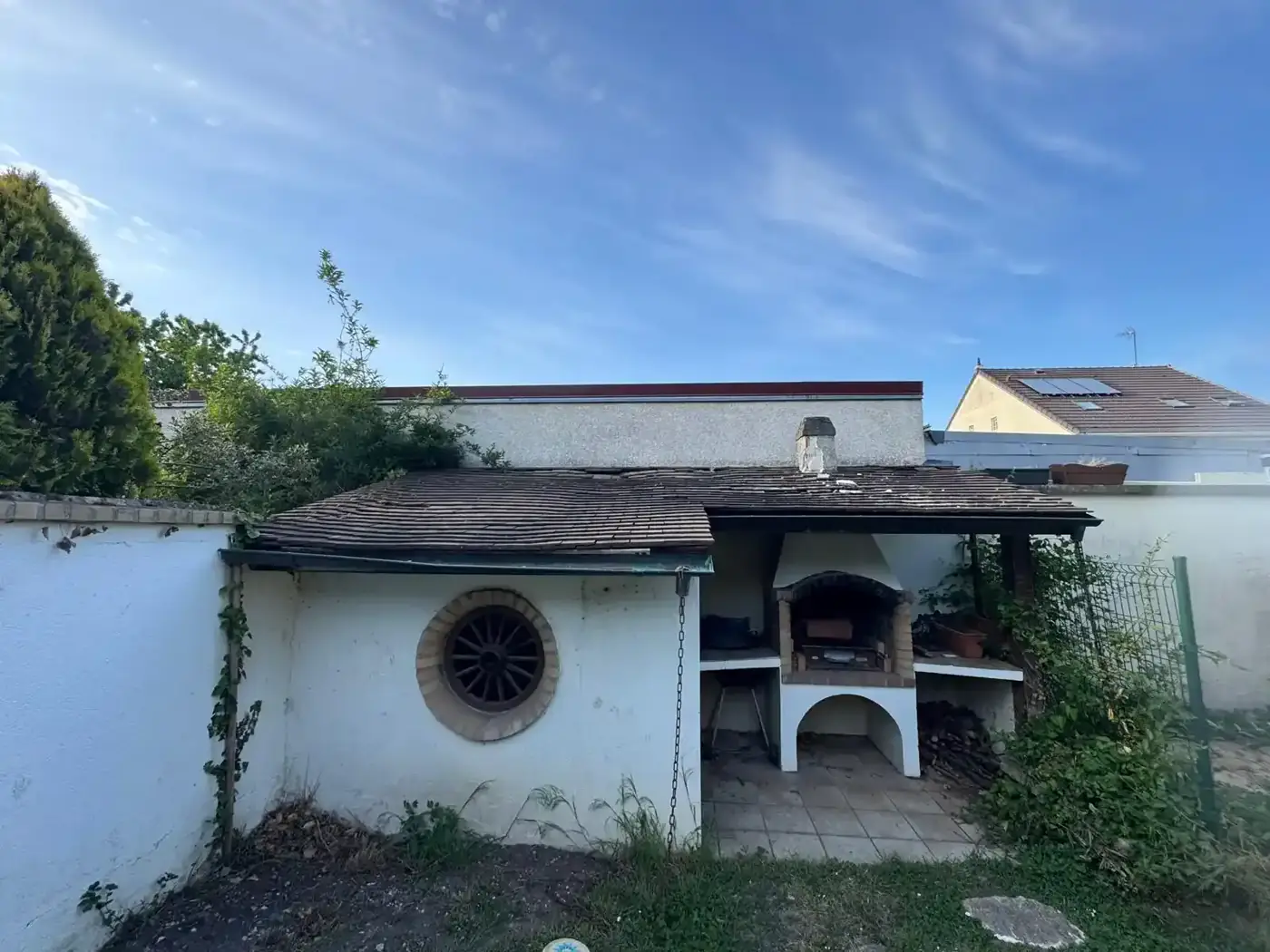 Abri barbecue en maçonnerie réhabilité à Gagny avec toiture en tuiles plates refaite et enduit remis au propre