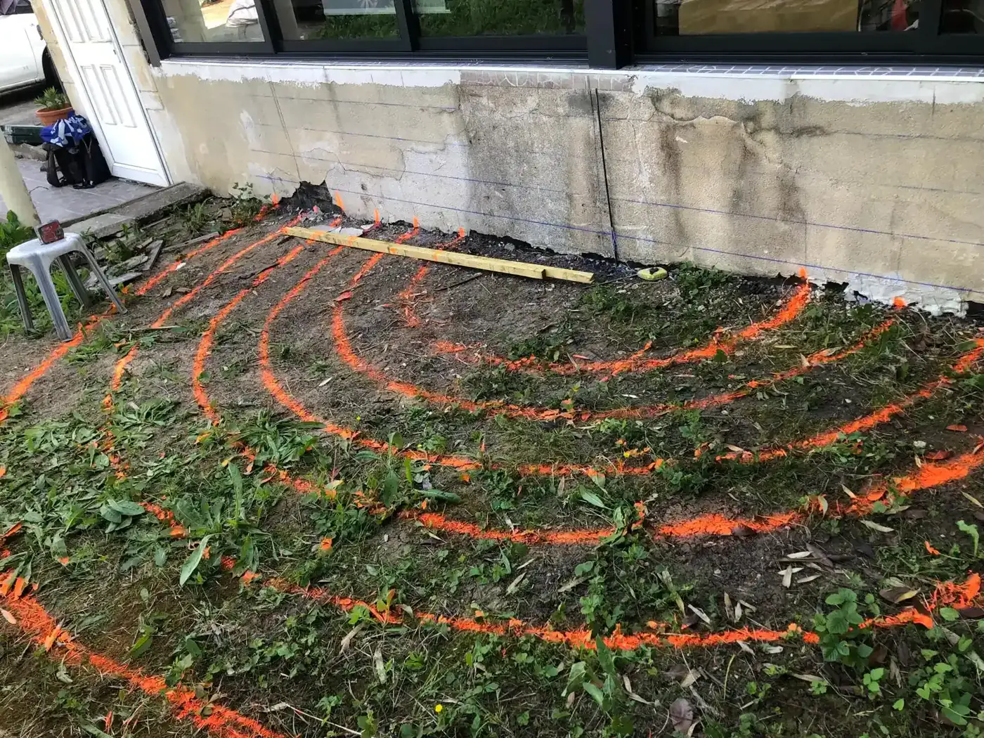 Traçage des arcs concentriques au sol à Chelles pour l'implantation de l'escalier béton en cercle