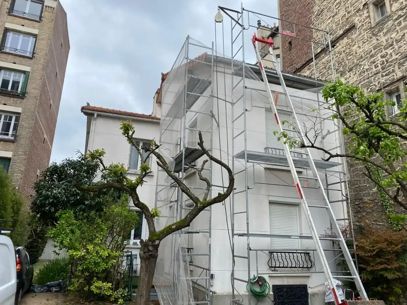 Pavillon en cours de ravalement de façade à Colombes, échafaudage en place et enduit refait
