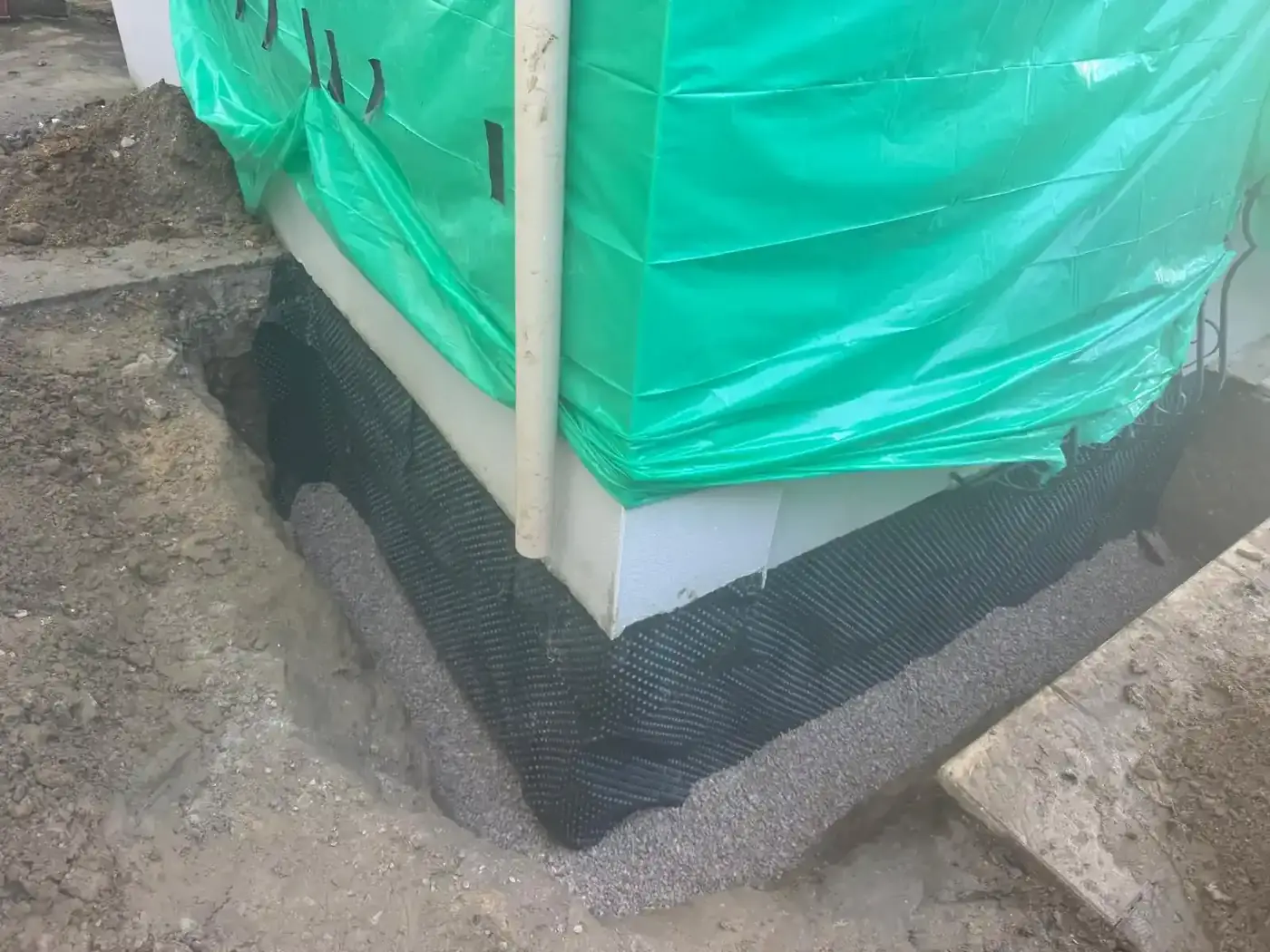 Membrane de protection alvéolée et lit de graviers posés au pied du mur en tranchée au Perreux-sur-Marne