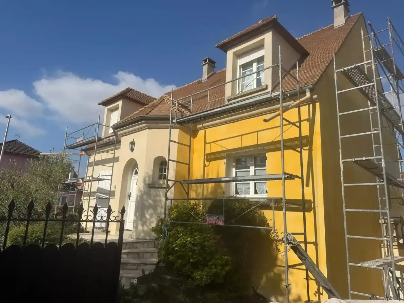 Pavillon en cours de ravalement au Perreux-sur-Marne, échafaudage monté et enduit projeté finition gratté