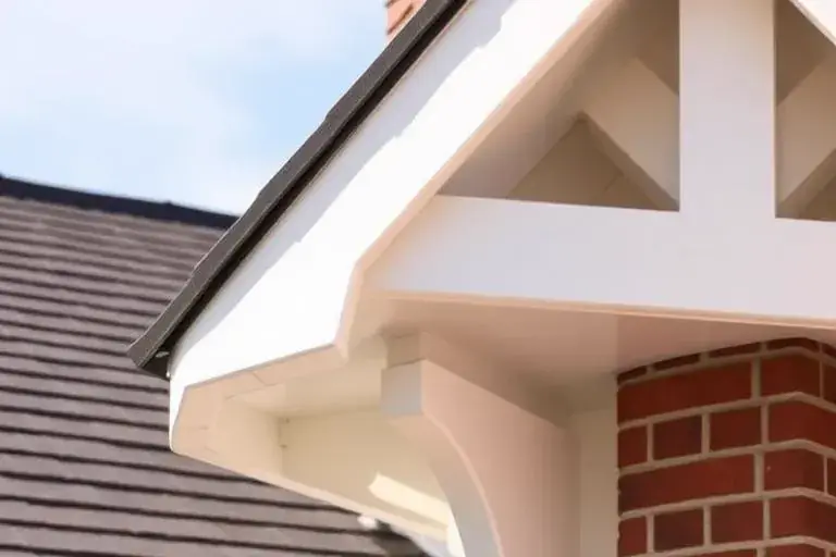 Sous-face de débord de toit habillée en PVC blanc