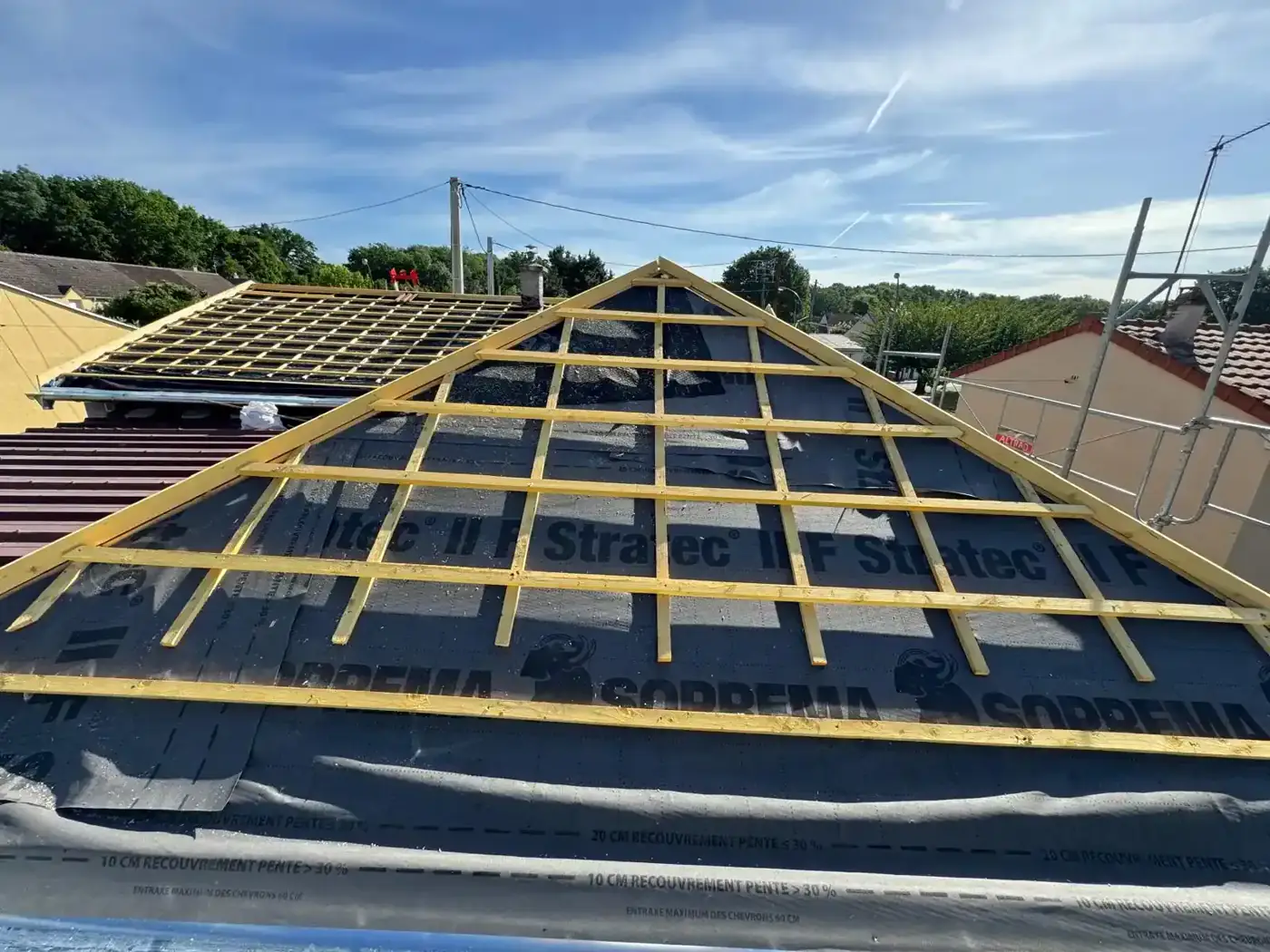 Pose de l'écran sous-toiture et lattage neuf sur chevrons à Noisy-le-Grand