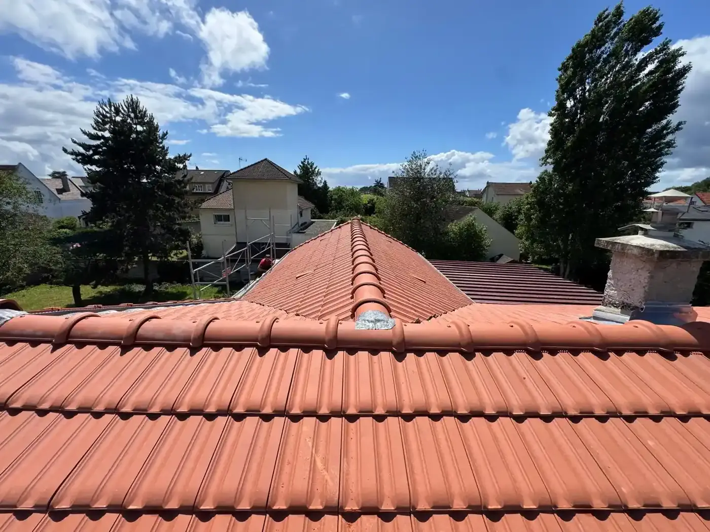 Toiture entièrement rénovée en tuiles terre cuite avec faîtage et arêtier refaits à Noisy-le-Grand