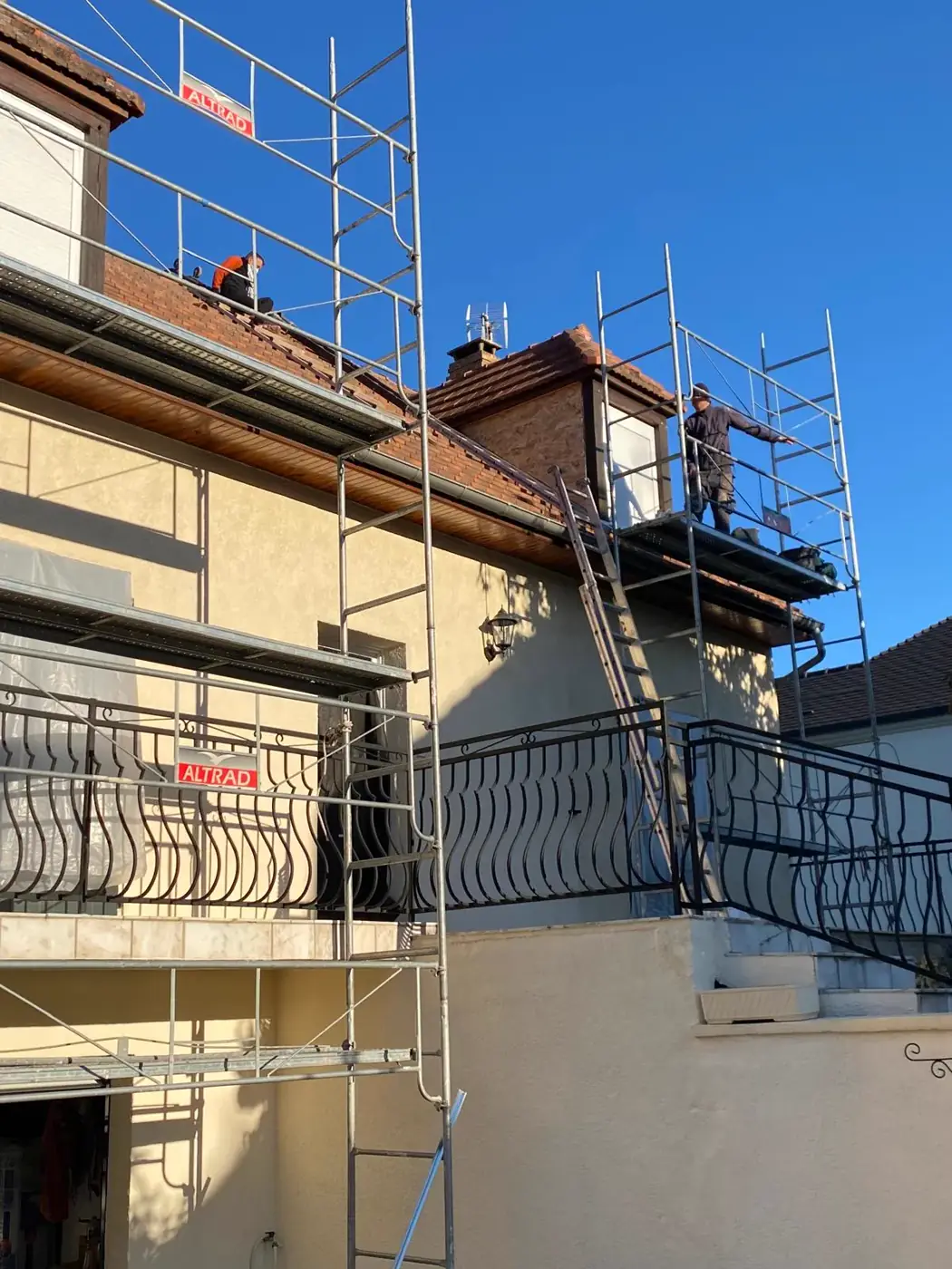 Échafaudage installé sur la façade à Dammartin-en-Goële avant l'habillage des lucarnes, structure bois encore apparente